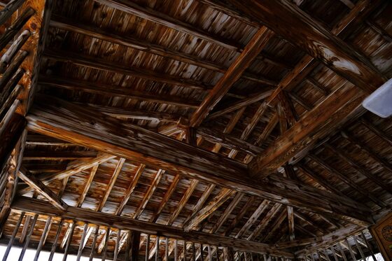 Charpente ancienne en bois avec fermes, pannes et chevrons apparents