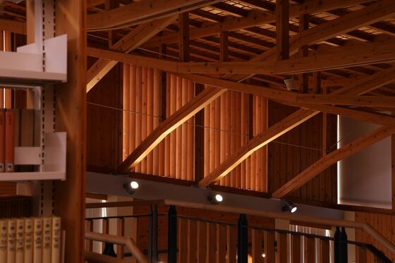 Charpente en bois lamellé-collé et habillage intérieur en bois clair