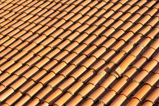 Couverture neuve en tuiles rondes en terre cuite