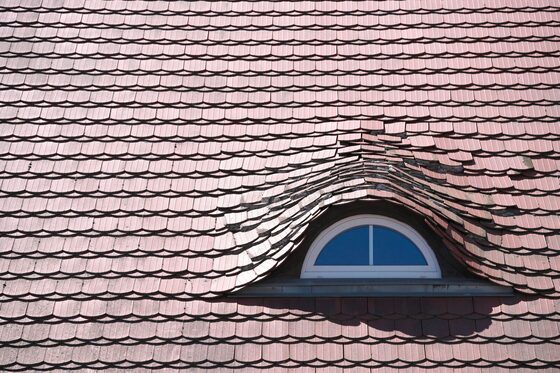 Lucarne cintrée intégrée à une couverture en tuiles plates