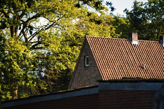 Maison en brique avec toiture en tuiles mécaniques et fenêtre de toit